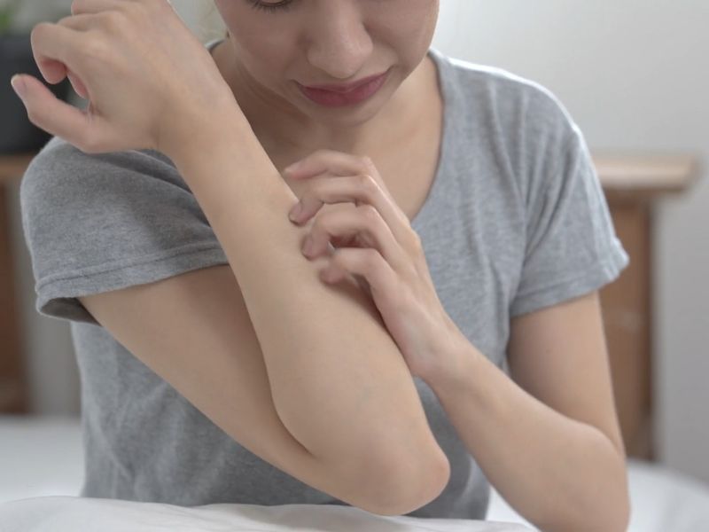 devojka češe svoju ruku