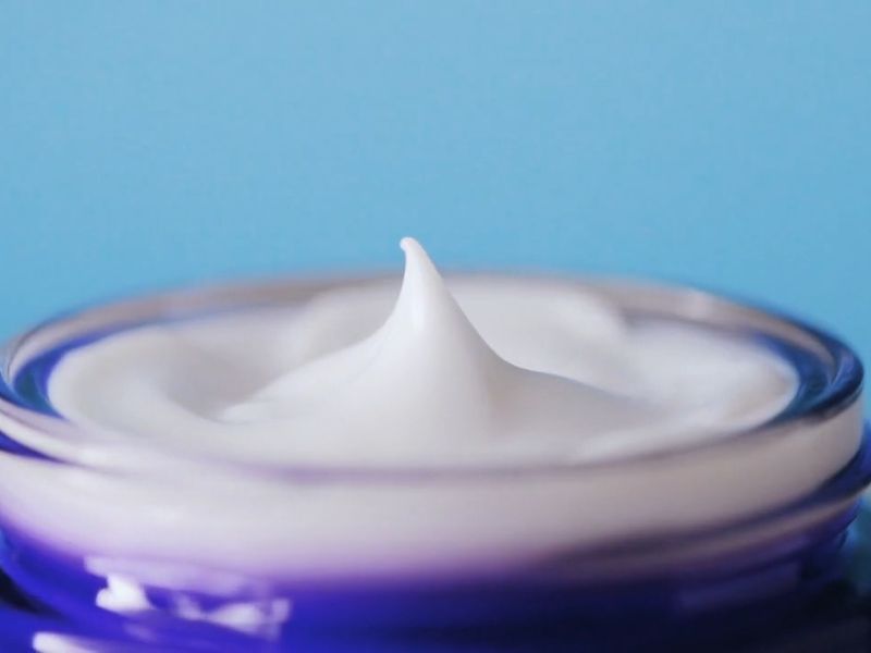 krema za lice u tubi na plavoj pozadini