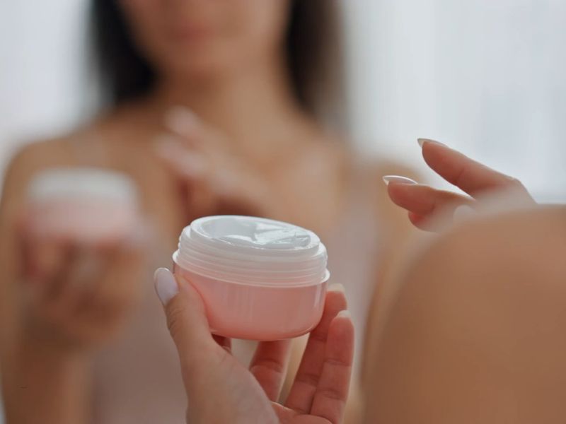 devojka koristi kremu za lice